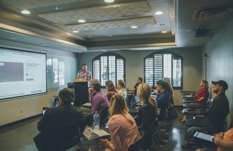 Menschen bei einem Seminar in einem Workshop-Raum