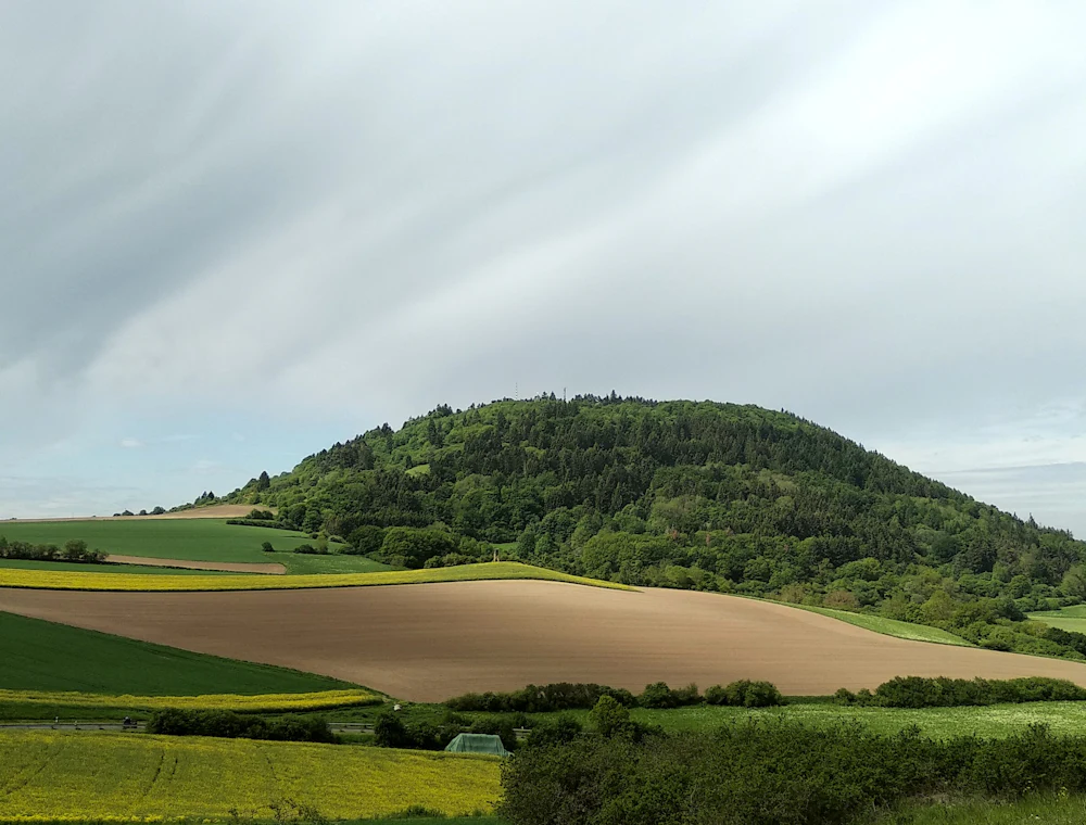 Weite ländliche Landschaft mit Feldern und Hügeln